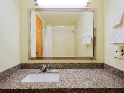 bathroom - hotel days inn by wyndham fremont - fremont, ohio, united states of america