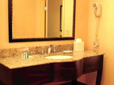 bathroom - hotel hampton inn chattanooga-north / ooltewah - ooltewah, united states of america