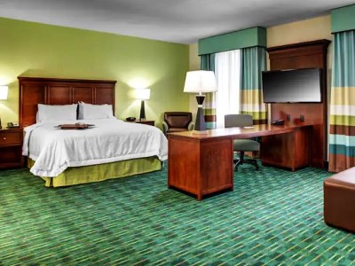 bedroom - hotel hampton inn and suites coconut creek - coconut creek, united states of america