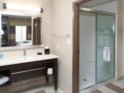 bathroom - hotel hampton inn and suites missouri city - missouri city, united states of america
