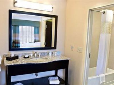 bathroom - hotel hampton inn and suites salt lake city - farmington, utah, united states of america