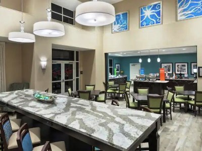 breakfast room - hotel hampton inn and suites clearwater beach - clearwater beach, united states of america