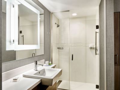 bathroom - hotel springhill suites philadelphia airport - ridley park, united states of america