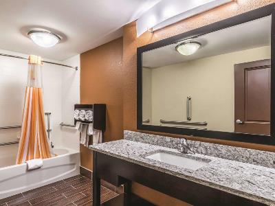 bathroom - hotel la quinta inn suites knoxville papermill - knoxville, tennessee, united states of america