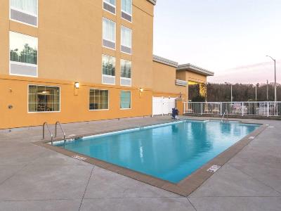 outdoor pool - hotel la quinta inn suites knoxville papermill - knoxville, tennessee, united states of america