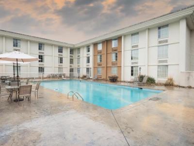 outdoor pool - hotel red roof inn central - papermill road - knoxville, tennessee, united states of america
