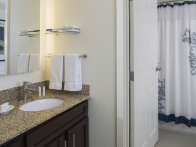 bathroom - hotel residence inn new orleans metairie - metairie, united states of america