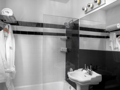 bathroom - hotel axelbeach miami south beach - miami beach, united states of america