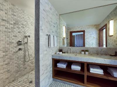 bathroom 1 - hotel nautilus sonesta miami beach - miami beach, united states of america
