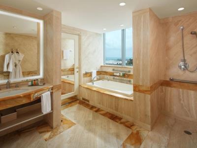 bathroom - hotel hilton bentley - miami beach, united states of america