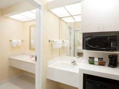 bathroom - hotel ramada by wyndham gateway - kissimmee, united states of america