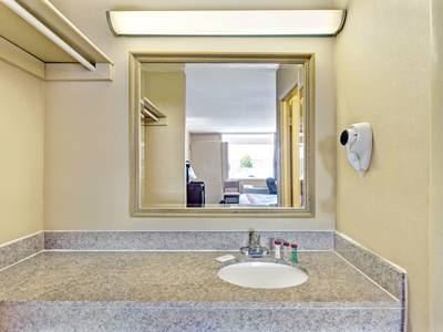 bathroom 1 - hotel ramada by wyndham baltimore west - baltimore, united states of america