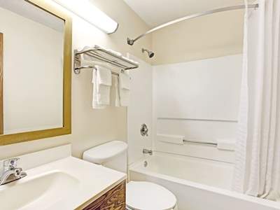 bathroom - hotel super 8 by wyndham baltimore/essex area - baltimore, united states of america