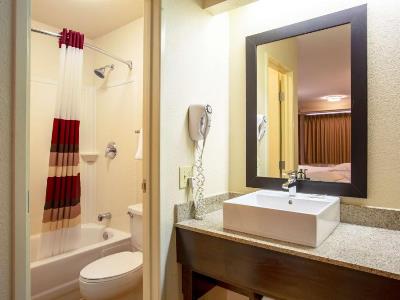 bathroom - hotel red roof plus+ washington dc - bwi apt - baltimore, united states of america