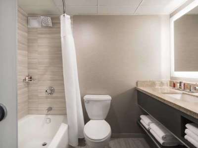 bathroom 1 - hotel san francisco arpt marriott waterfront - burlingame, united states of america