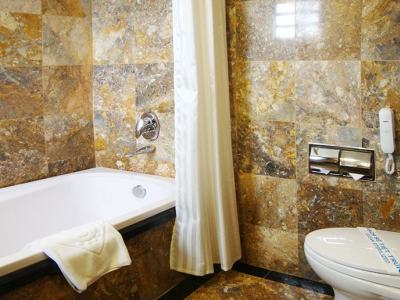 bathroom - hotel a25 luxury hotel - hanoi, vietnam