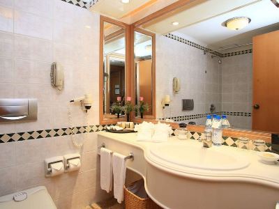 bathroom - hotel hanoi daewoo - hanoi, vietnam