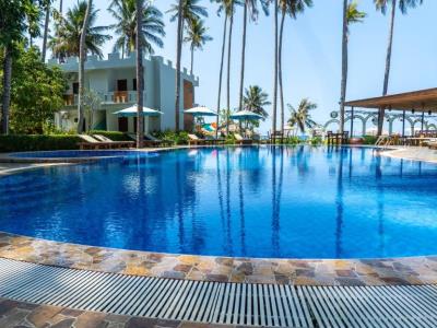 outdoor pool - hotel ocean place resort mui ne - phan thiet, vietnam