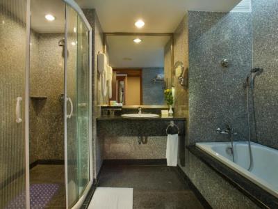 bathroom - hotel halong plaza - ha long, vietnam