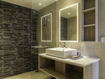 bathroom - hotel citadines pearl hoi an - hoi an, vietnam